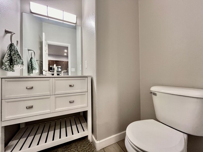 Building Photo - Beautifully Updated 3 Bedroom Town Home