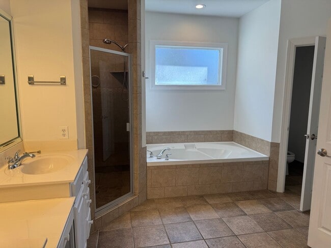 Building Photo - Stunning 4BR Executive Style Home in Brentwood