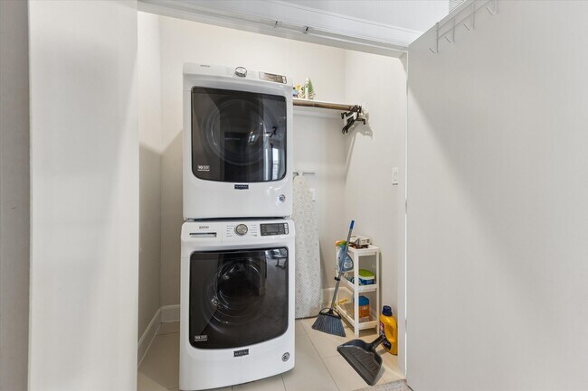 Building Photo - 508 W Donovan St