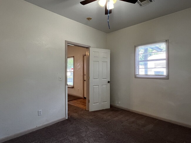 Building Photo - 3 Bedroom House for Lease!!