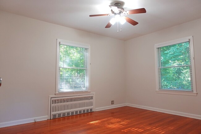 Building Photo - Newly Renovated 2 Bedroom