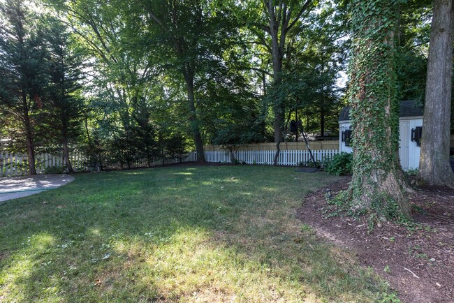 Building Photo - 3 Bed 2 Bath - Silver Spring Rambler - Upd...