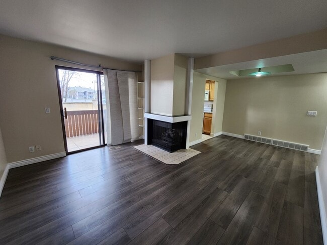 Building Photo - This one made the nice list! 2 bd. STUNNER! Hot Tub! Pet ok!