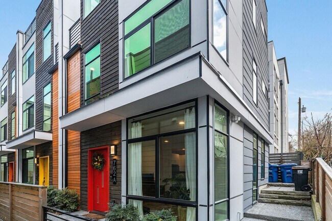 Building Photo - 762A Belmont Pl E