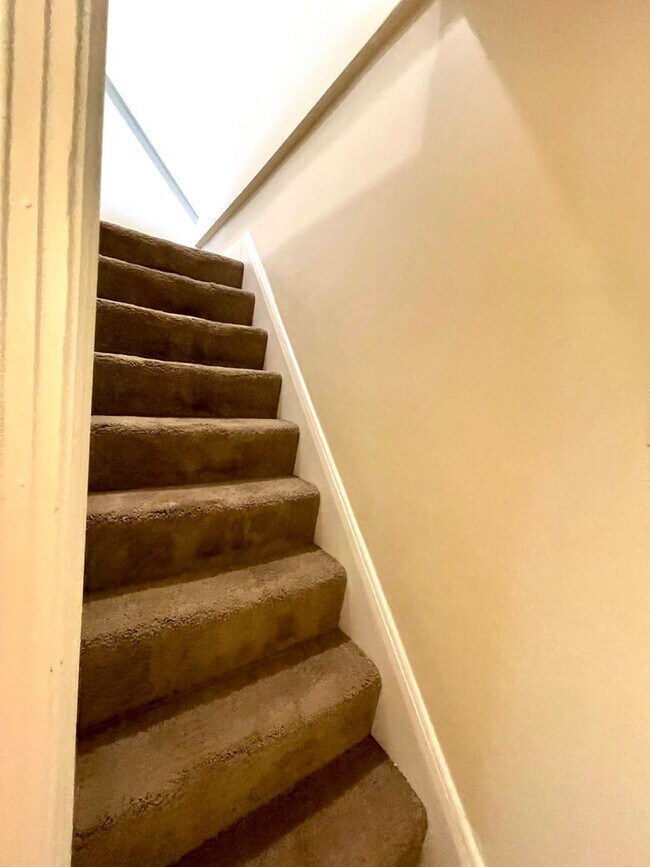 Building Photo - Amazing 4 Bedroom House! Hardwood, 2.5 Baths Stainless, A/C