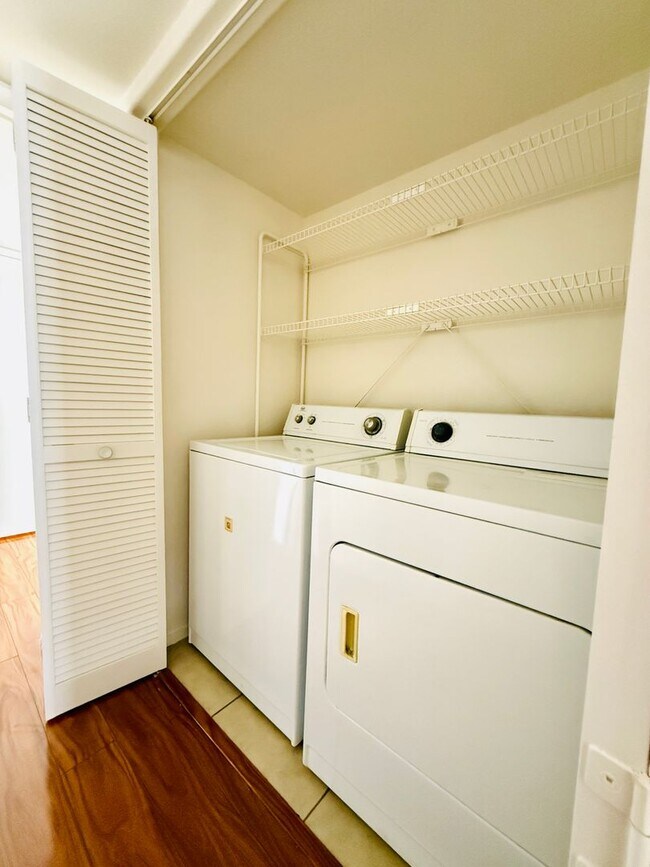Building Photo - 2nd Floor Unit in Gated Community!