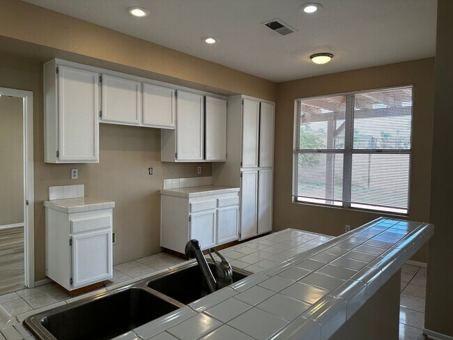 Building Photo - Beautiful Orangecrest Rental – Move-In Ready!