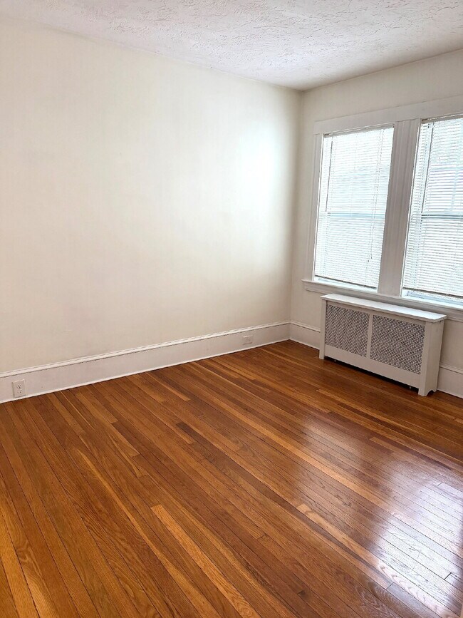 Building Photo - Charming 3-Bedroom Haven in prime Milton neighborhood!