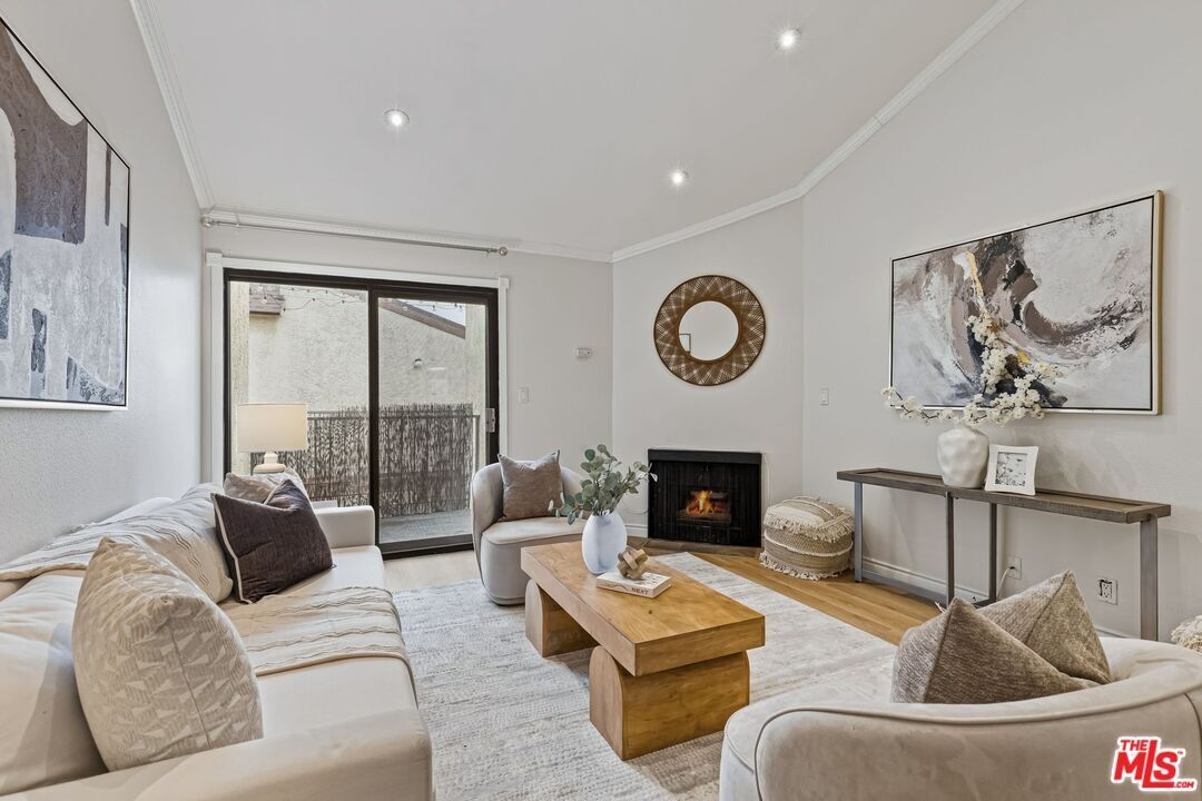 Building Photo - 620 W Hyde Park Blvd