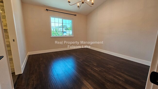 Building Photo - Modern Townhouse Living in Desirable Lakes...