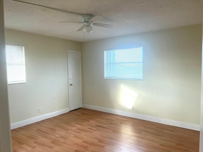 Building Photo - 1100 SE 4th Ave