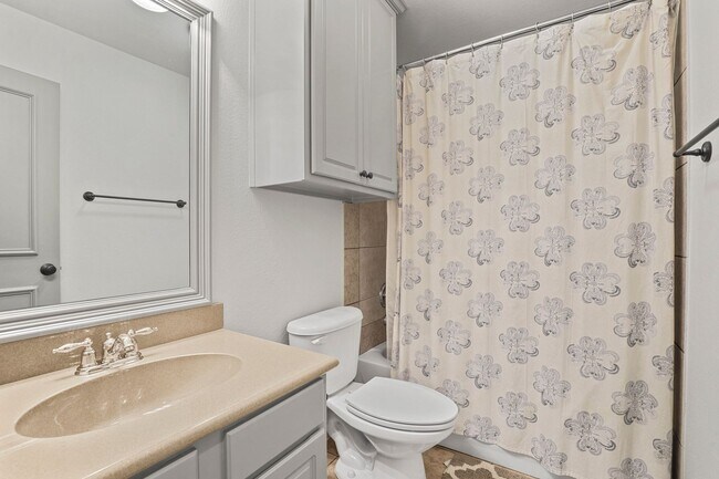 Building Photo - Stunning Townhome in Coves at Columbian Club