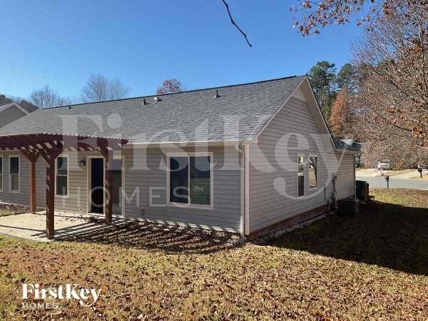 Building Photo - 109 W Bank Dr