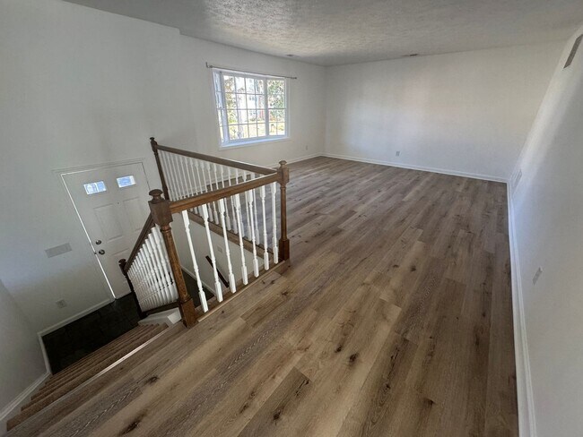 Building Photo - Spacious 3 Level Townhome with New Floorin...