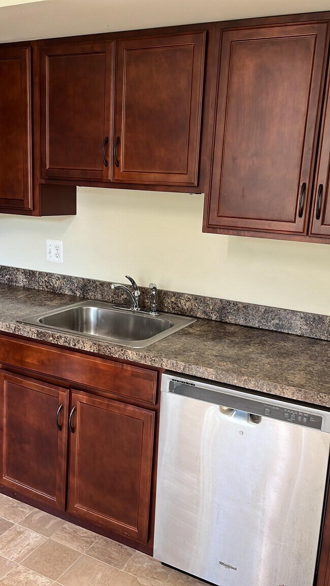 Building Photo - 2 Wimbledon Ln