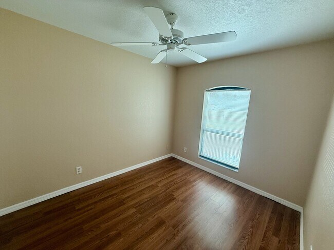 Building Photo - Beautifully updated 3BR/2BA home in a prime North Port location!