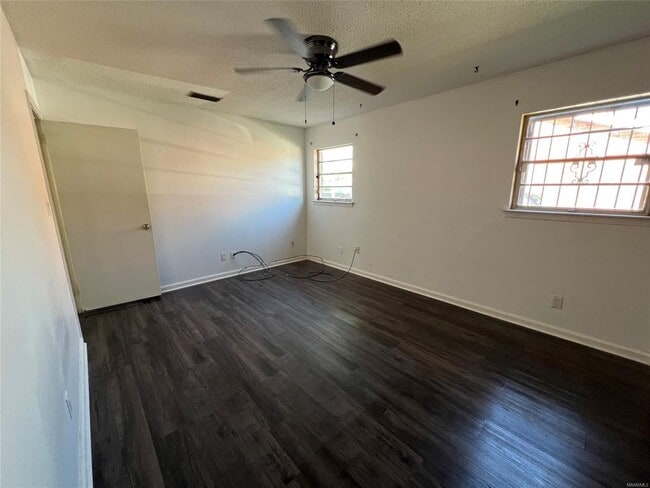 Building Photo - 307 Daman Dr