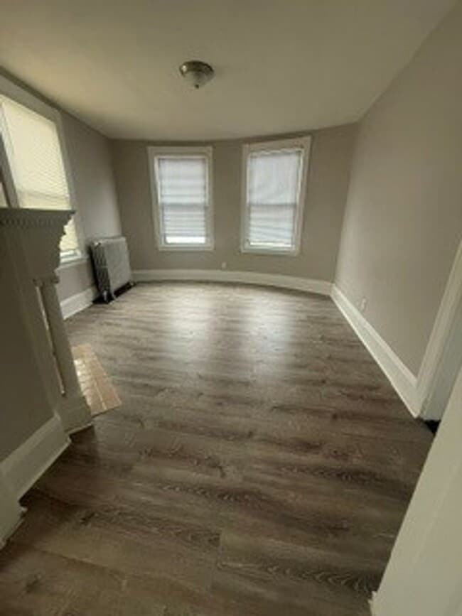 Building Photo - Spacious 1bedroom unit with large living room