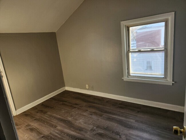 Building Photo - 4264-4266 N Sercombe Rd