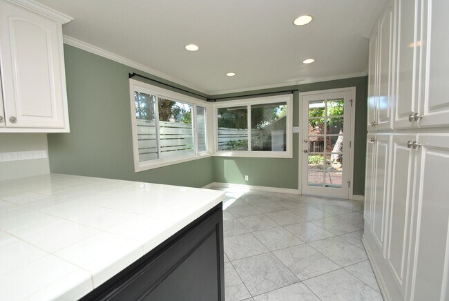 Building Photo - Stunning Colonial Revival in Bixby Knolls