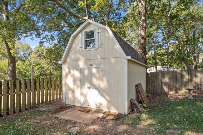 Building Photo - Webster Wonder w/ Floors Galore!