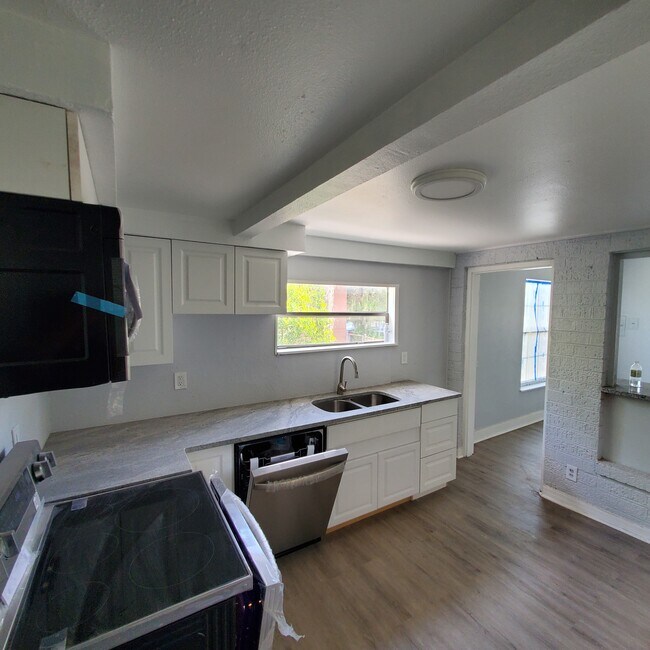 Building Photo - 1735 25th St S