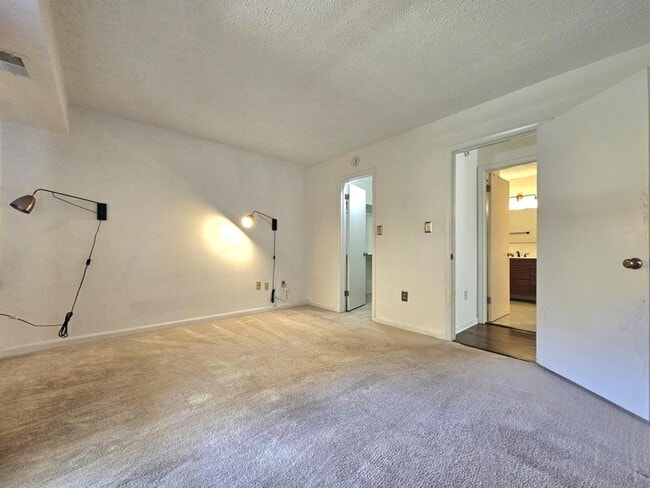 Building Photo - 7660 Willow Point Dr