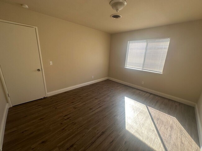 Building Photo - 1316 Hobart Dr