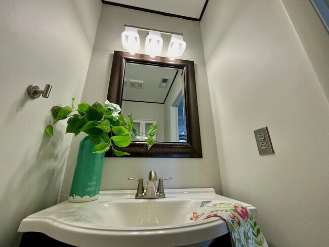 Building Photo - Freshly painted & Available NOW! Tri-Level...