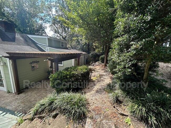 Building Photo - 2461 Lyndhurst Ave