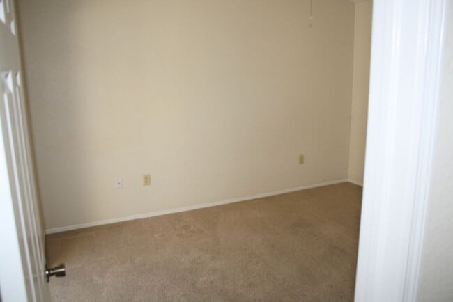 Building Photo - Beautiful 3 Bedroom two Bath