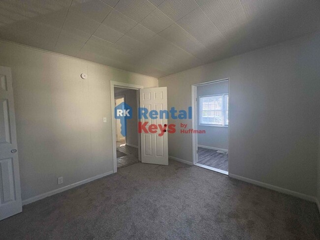 Building Photo - Two Bedroom House | Detached Garage