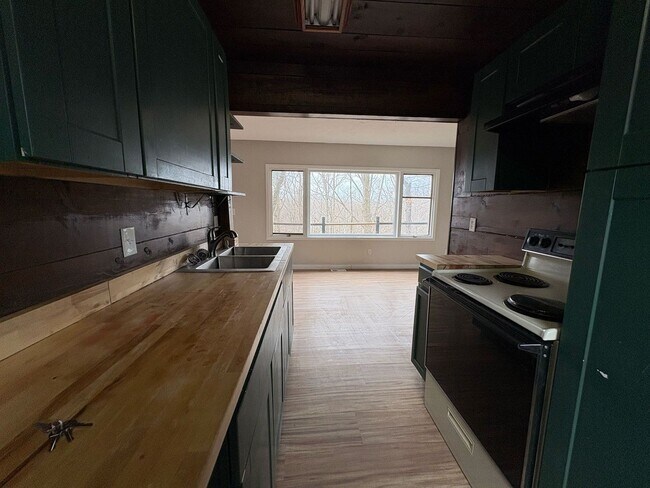Building Photo - 3 Bedroom Home Elyria