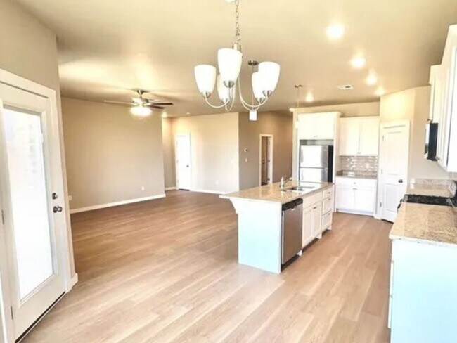Building Photo - Pet-Friendly 3-Bed Home in Edmond - Move-In Ready!