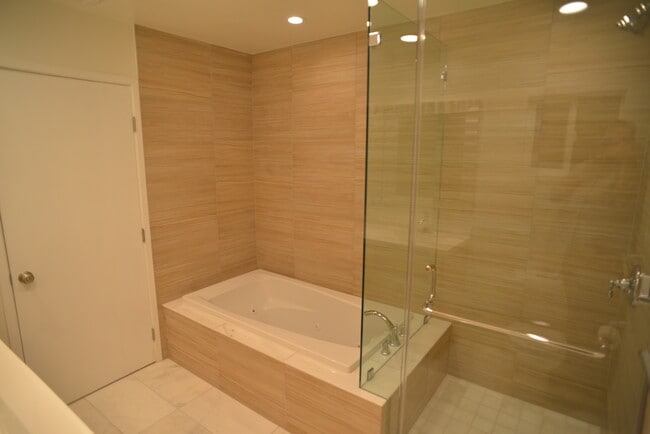 Ensuite Bath Jacuzzi Tub/Shower - 7930 Campion Dr