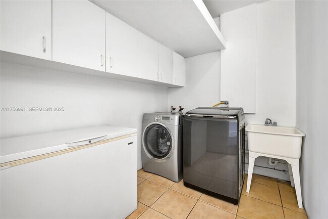 Building Photo - 2120 NE 204th St