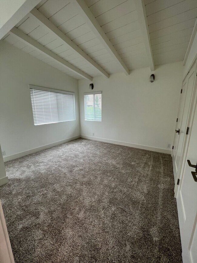 Building Photo - Pierpont Beach House for Lease!