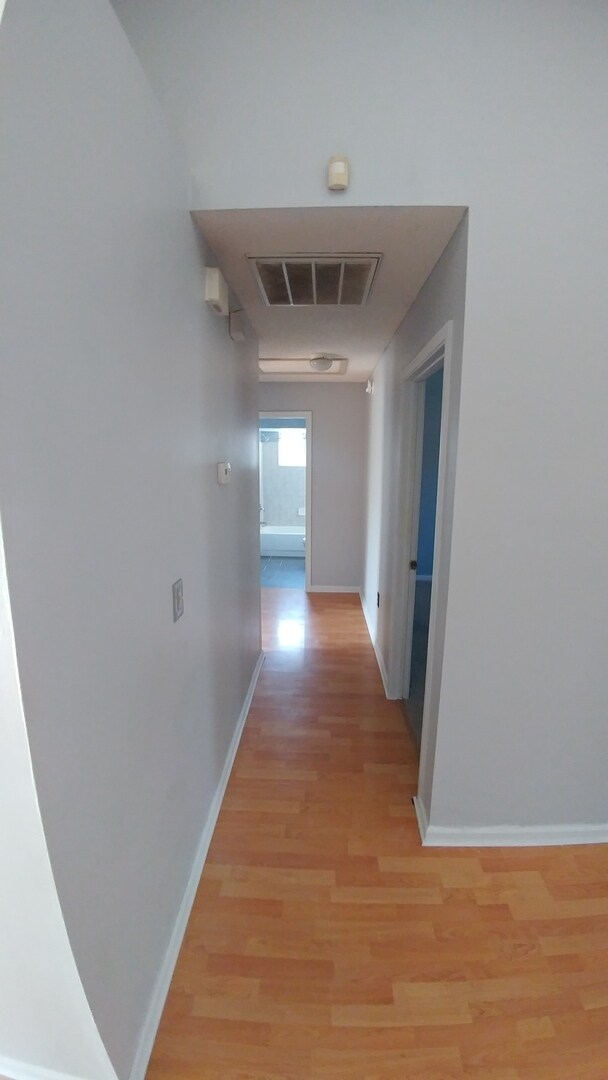Building Photo - Welcome to this charming 3 bedroom, 2 bath...