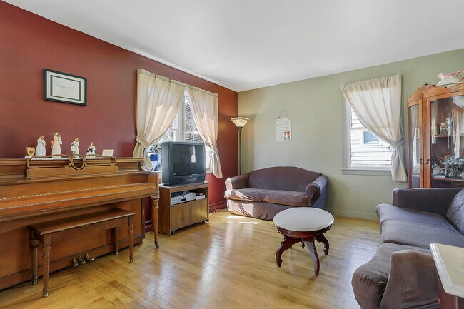 Building Photo - 203 Roxbury Road - $1200/month - Available...