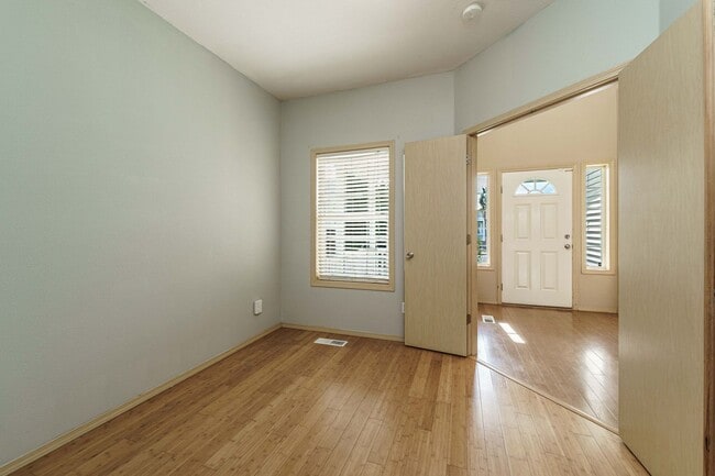 Building Photo - $500 Move In Special  4 Bedroom 2.5 Bath N...