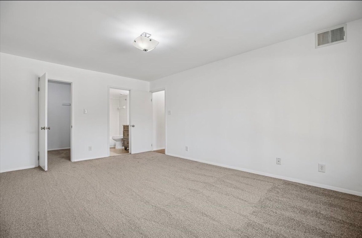 Building Photo - 11423 Commonwealth Dr