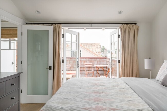 Building Photo - Luxurious 2-Bed, 2.5-Bath Coastal Retreat ...
