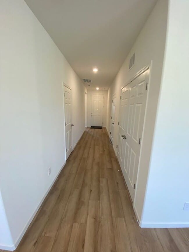 Building Photo - Solar Pet Friendly Single Story Home in Fo...