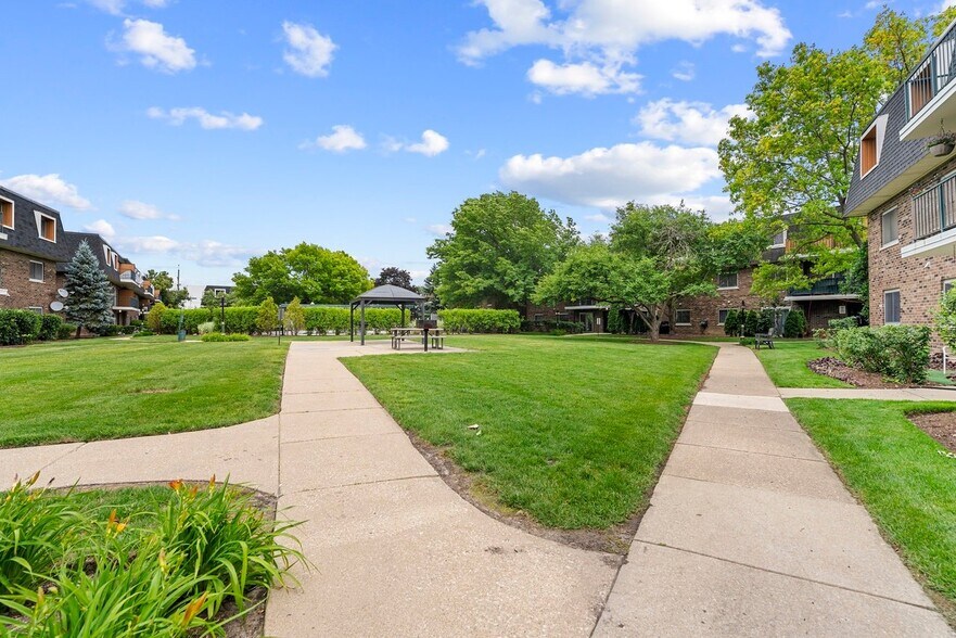 Building Photo - 3223 W Parkway Dr