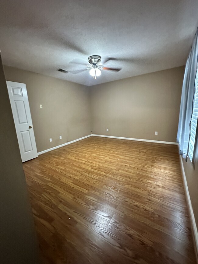 Building Photo - 499 Sivley Rd