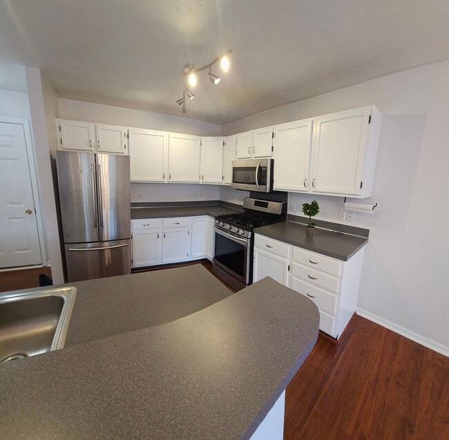 Building Photo - 3910 Old Elm Dr SE