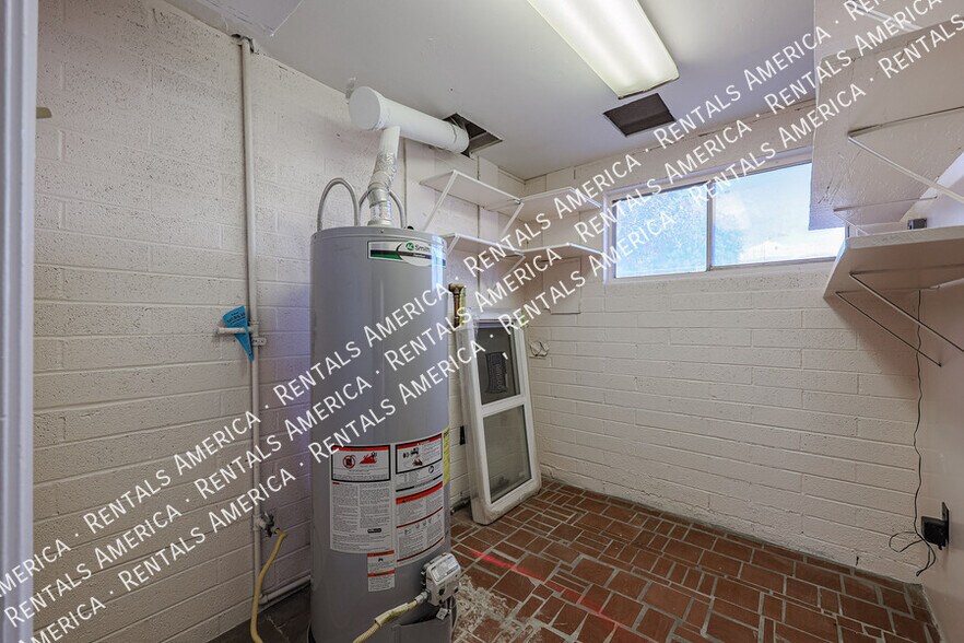 Building Photo - 727 E Taylor St