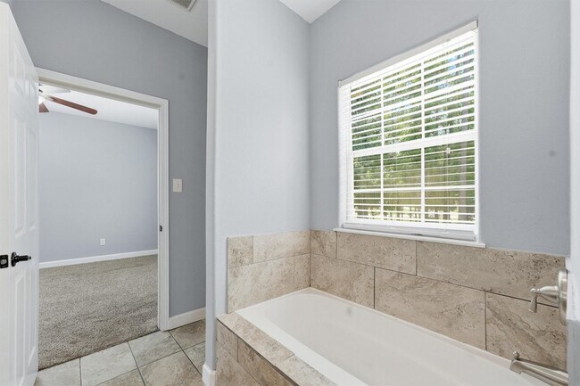 Building Photo - 15621 Northland Dr