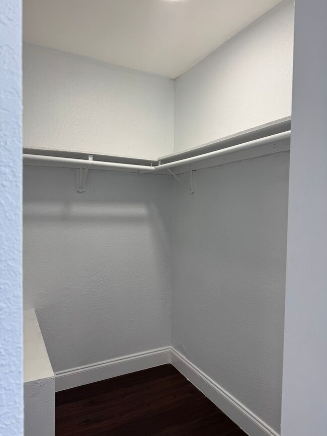 Building Photo - 2 BR Townhome in West Palm Beach- Low Move...