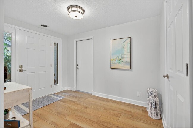 Building Photo - 16100 W Bay Dr